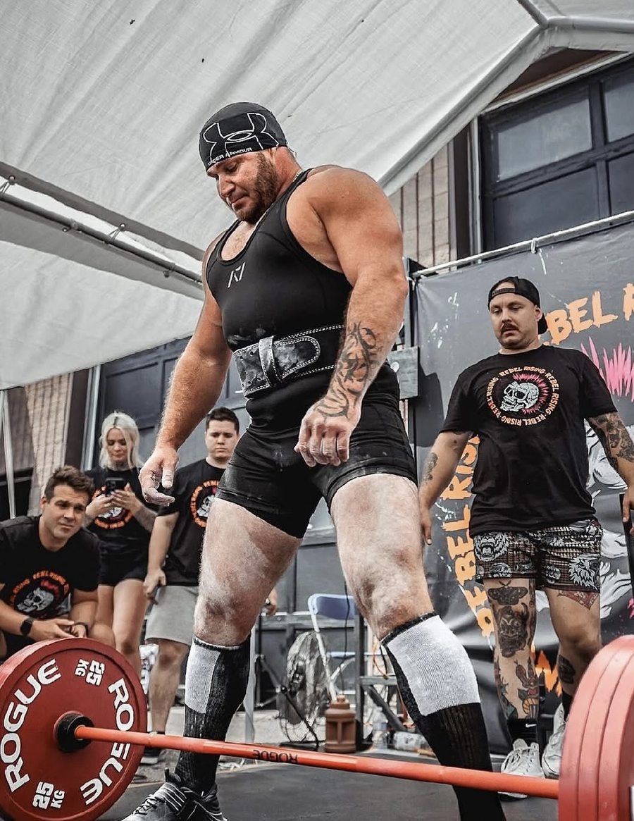 SkullHouse athlete deadlifting at competition